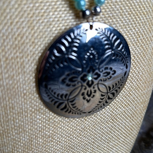 Necklace Glass Bead Medallion Silver Tone Barrel Clasp Unbranded 4054 Y - Picture 2 of 7